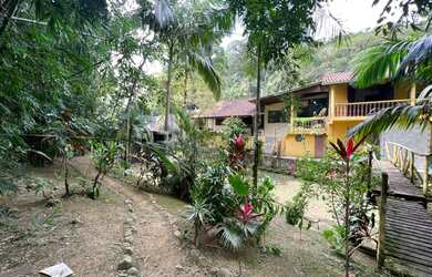 Imagem: A casa possui 5 Dormitórios, 3 Banheiros, 1.800m² de Área