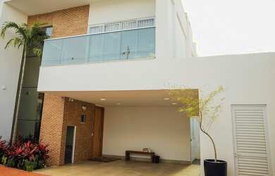 Imagem: A casa em condomínio e possui 3 Dormitórios, Suítes, 4 Banheiros