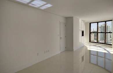 Imagem 2: Apartamento Grande Pronto com vista livre, sacada ampla 3 suítes, 2 garagens