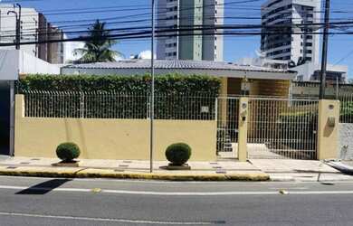 Imagem: A casa possui 5 Dormitórios, 3 Banheiros e 458m² de Área