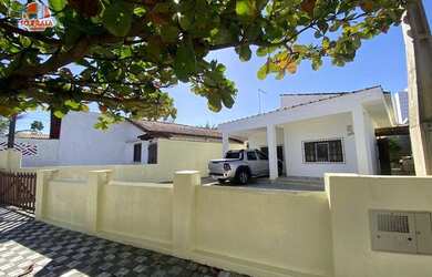 Imagem: A casa possui 3 Dormitórios, 3 Banheiros, 4 Vagas na garagem