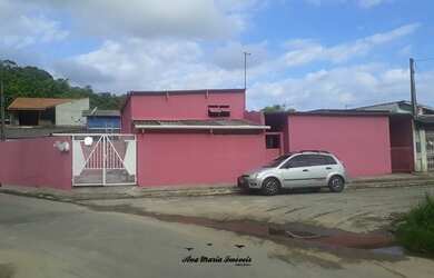 Imagem: A casa possui 3 Dormitórios, 4 Banheiros, 2 Vagas na garagem