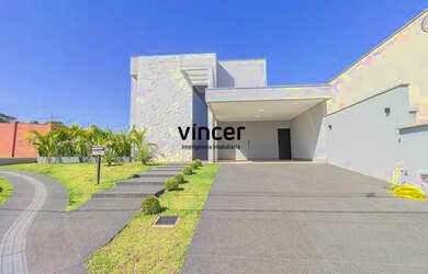 Imagem: A casa em condomínio possui 4 Dormitórios, 5 Banheiros, 4