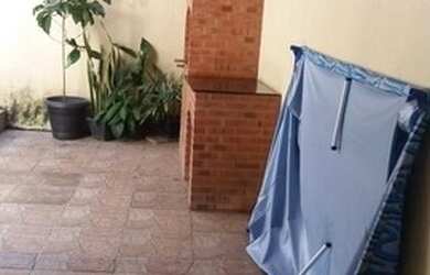 Imagem: A casa possui 3 Dormitórios, 2 Banheiros, 1 Vaga na garagem