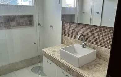 Imagem: A casa em condomínio possui 4 Dormitórios, 5 Banheiros, 2