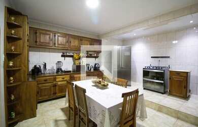 Imagem: A casa possui 3 Dormitórios, 1 Banheiro, 1 Vaga na garagem