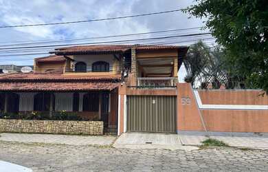 Imagem: A casa possui 4 Dormitórios, 5 Banheiros, 5 Vagas na garagem