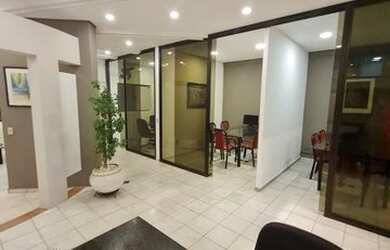 Imagem: O depósito para alugar possui 5 Vagas na garagem e 370m² de