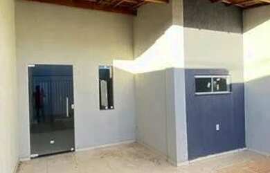 Imagem: A casa possui 3 Dormitórios, 2 Banheiros, 1 Vaga na garagem