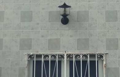 Imagem: A casa possui 4 Dormitórios, 2 Banheiros, 1 Vaga na garagem