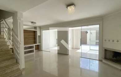 Imagem: A casa em condomínio possui 3 Dormitórios, 4 Banheiros, 4