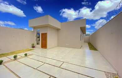 Imagem: A casa possui 3 Dormitórios, 2 Banheiros, 2 Vagas na garagem