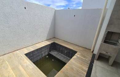 Imagem: A casa possui 3 Dormitórios, 3 Banheiros, 4 Vagas na garagem