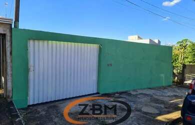 Imagem: A casa possui 3 Dormitórios, 2 Banheiros, 3 Vagas na garagem