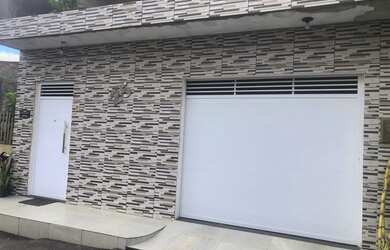 Imagem: A casa possui 4 Dormitórios, 3 Banheiros, 1 Vaga na garagem