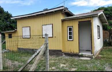 Imagem: A casa possui 2 Dormitórios, 1 Banheiro, 2 Vagas na garagem