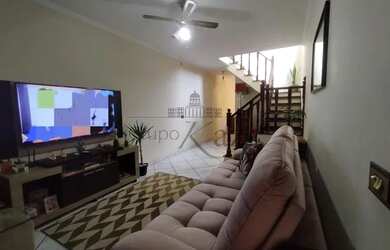 Imagem: A casa possui 3 Dormitórios, 3 Banheiros, 2 Vagas na garagem