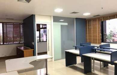 Imagem: O depósito possui 2 Vagas na garagem, 70m² de Área e está