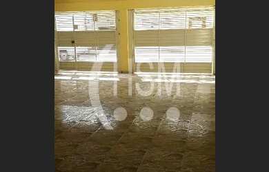 Imagem: A casa possui 3 Dormitórios, 3 Banheiros, 4 Vagas na garagem