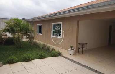 Imagem: A casa possui 4 Dormitórios, 3 Banheiros, 1 Vaga na garagem