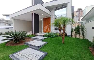 Imagem: A casa possui 3 Dormitórios, 2 Banheiros, 2 Vagas na garagem