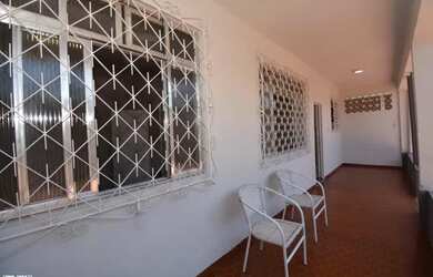 Imagem: A casa possui 2 Dormitórios, 1 Banheiro, 2 Vagas na garagem