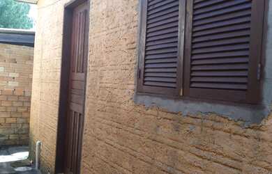 Imagem: A casa possui 2 Dormitórios, 1 Banheiro, 1 Vaga na garagem