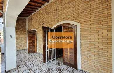 Imagem: A casa possui 3 Dormitórios, 3 Banheiros e 280m² de Área