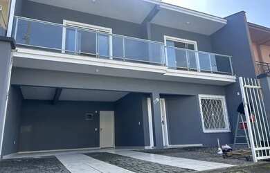 Imagem: A casa possui 4 Dormitórios, 3 Banheiros, 4 Vagas na garagem