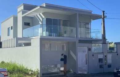 Imagem: A casa possui 3 Dormitórios, 3 Banheiros, 2 Vagas na garagem