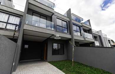 Imagem: A casa possui 3 Dormitórios, 3 Banheiros, 4 Vagas na garagem