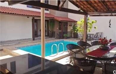 Imagem: A casa possui 5 Dormitórios, 5 Banheiros, 5 Vagas na garagem