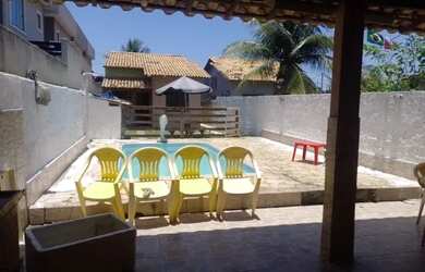 Imagem: A casa possui 1 Dormitório, Acomodam 15 pessoas, 2 Vagas na