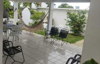 Imagem: A casa possui 3 Dormitórios, Acomodam 10 pessoas e 5 Vagas