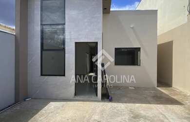 Imagem: A casa possui 3 Dormitórios, 1 Banheiro, 2 Vagas na garagem