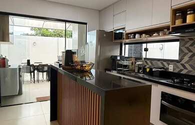 Imagem: A casa em condomínio possui 3 Dormitórios, 3 Banheiros, 2