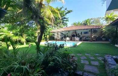 Imagem: A casa possui 4 Dormitórios, 5 Banheiros, 4 Vagas na garagem