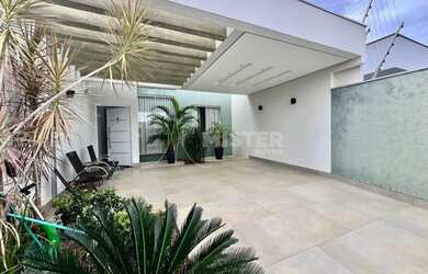 Imagem: A casa possui 3 Dormitórios, 3 Banheiros, 2 Vagas na garagem