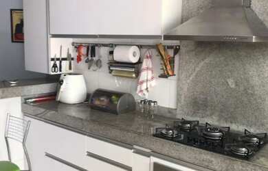 Imagem: A casa em condomínio possui 4 Dormitórios, 4 Banheiros, 2