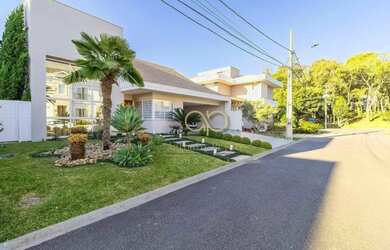 Imagem: A casa em condomínio possui 4 Dormitórios, 5 Banheiros, 5