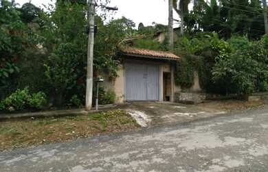 Imagem: A casa possui 3 Dormitórios, 2 Banheiros, 2 Vagas na garagem