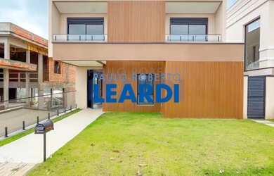 Imagem: A casa em condomínio possui 4 Dormitórios, 5 Banheiros, 5