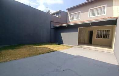 Imagem: A casa possui 4 Dormitórios, 4 Banheiros, 5 Vagas na garagem