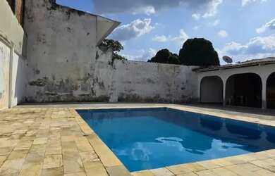 Imagem: A casa possui 3 Dormitórios, 2 Banheiros, 4 Vagas na garagem