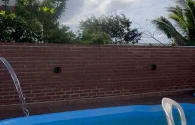 Imagem: A casa possui 3 Dormitórios, Acomodam 9 pessoas, 3 Vagas na