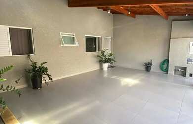 Imagem: A casa possui 2 Dormitórios, 2 Banheiros, 2 Vagas na garagem