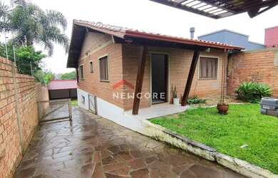 Imagem: A casa possui 2 Dormitórios, 1 Banheiro, 2 Vagas na garagem