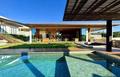 Imagem: A casa em condomínio possui 4 Dormitórios, 5 Banheiros, 3