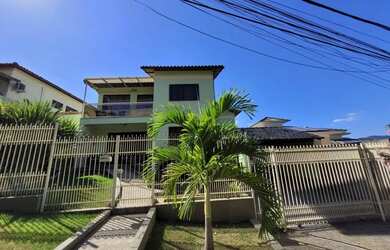 Imagem: A casa e possui 4 Dormitórios, Suítes, 5 Banheiros, 450-0m²