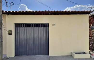 Imagem: A casa possui 3 Dormitórios, 2 Banheiros, 90m² de Área e